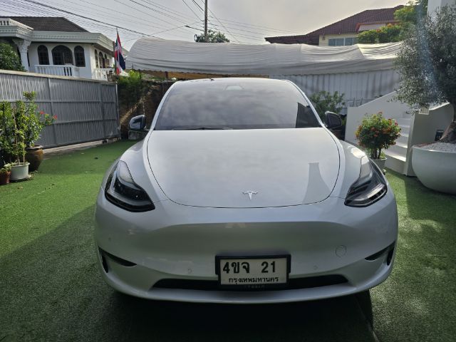 รถ Tesla Model Y Long Range AWD สี ขาว