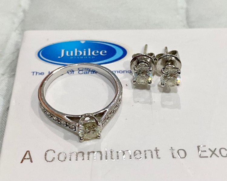 Jubilee ชุดแหวนเพชรและต่างหูเพชรแท้