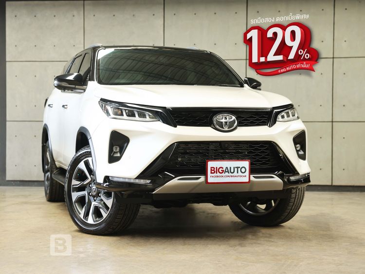 รถ Toyota Fortuner 2.4 Legender Black Top สี ขาว