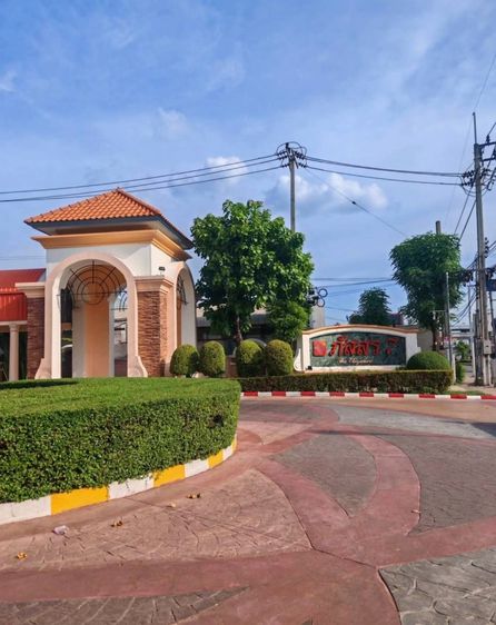 บ้านเดียว 2 ชั้น บนถนนรัตนาธเบศร์