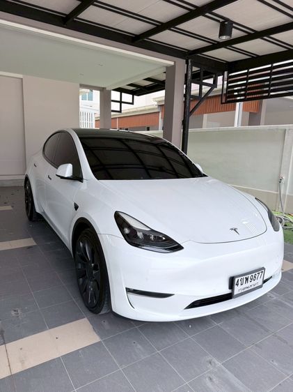 รถ Tesla Model Y Performance สี ขาว