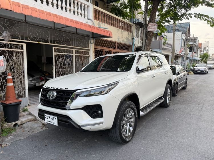 รถ Toyota Fortuner 2.4 Leader G สี ขาว