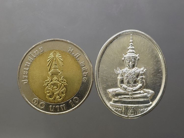 เหรียญพระแก้วมรกต ภปร รุ่นสอง ทรงเครื่องฤดูร้อน เนื้อเงิน ฉลองกรุงรัตนโกสินทร์ 200 ปี พ.ศ.2525 พร้อมกล่องเดิม รูปที่ 8