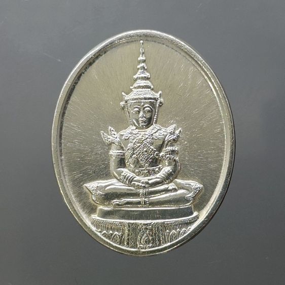เหรียญพระแก้วมรกต ภปร รุ่นสอง ทรงเครื่องฤดูร้อน เนื้อเงิน ฉลองกรุงรัตนโกสินทร์ 200 ปี พ.ศ.2525 พร้อมกล่องเดิม รูปที่ 3