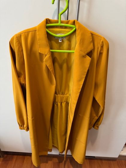 เสื้อสูทเบลเซอร์ (Blazer) หรือ เสื้อคลุมทรงยาว สีเหลืองมัสตาร์ด