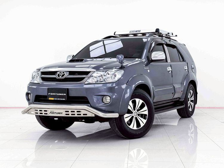 รถ Toyota Fortuner 3.0 V 4WD สี เทา