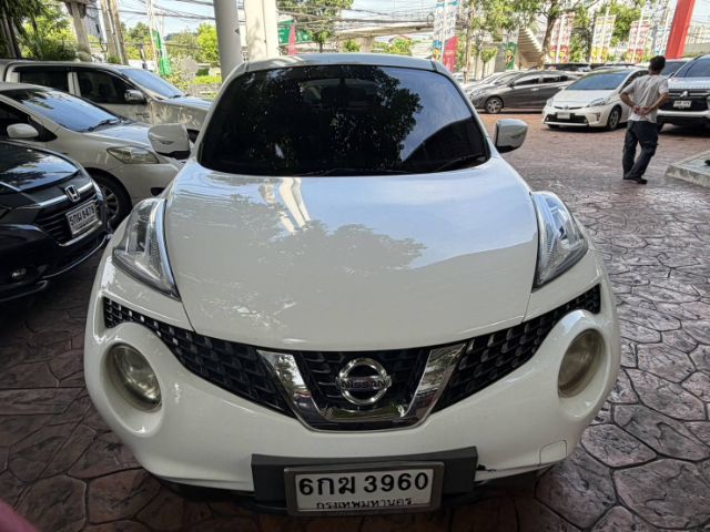 Nissan Juke 2015 1.6 V Sedan เบนซิน ไม่ติดแก๊ส เกียร์อัตโนมัติ ขาว รูปที่ 2
