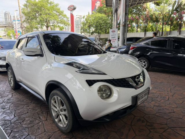 Nissan Juke 2015 1.6 V Sedan เบนซิน ไม่ติดแก๊ส เกียร์อัตโนมัติ ขาว