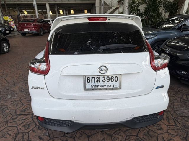 Nissan Juke 2015 1.6 V Sedan เบนซิน ไม่ติดแก๊ส เกียร์อัตโนมัติ ขาว รูปที่ 4