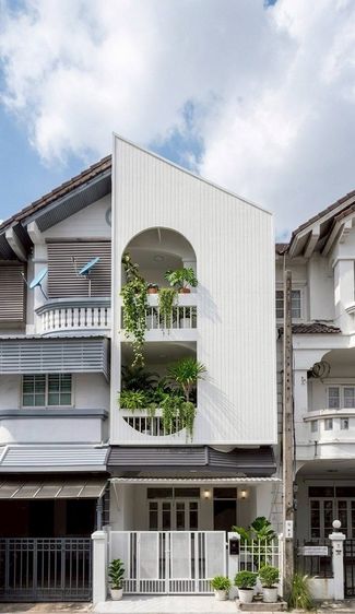 ขายทาวน์โฮม 3 ชั้น ถนนเมน เล่นระดับ รีโนเวทใหม่ ใกล้รถไฟฟ้า ตรงข้าม Central แจ้งวัฒนะ