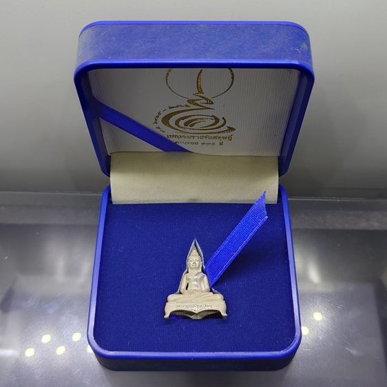 พระยอดธง หลวงพ่อโสธร เนื้อเงิน รุ่น ๑๑๑ ปี โรงเรียนเบญจมราชรังสฤษฎิ์ ปี2546 พร้อมกล่องเดิม