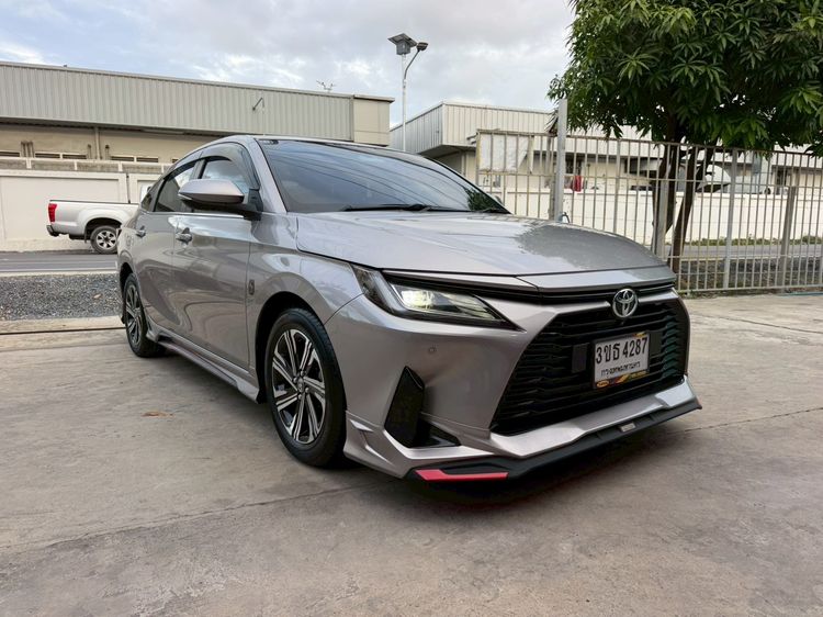 Toyota Yaris ATIV 2022 1.2 Premium Sedan เบนซิน ไม่ติดแก๊ส เกียร์ธรรมดา เทา รูปที่ 3