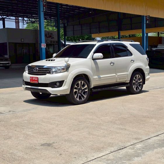 รถ Toyota Fortuner 3.0 V สี ขาว