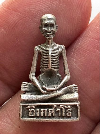 พระรูปหล่อเนื้อเงินเก่าคะ