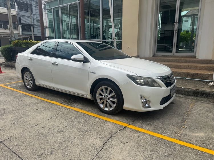 รถ Toyota Camry 2.5 Hybrid สี ขาว
