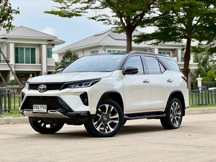 รถ Toyota Fortuner 2.4 Legender สี ขาว