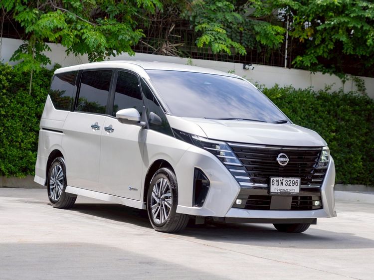 รถ Nissan Serena 2.0 สี ขาว