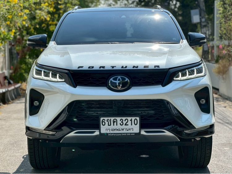 รถ Toyota Fortuner 2.4 Legender สี ขาว
