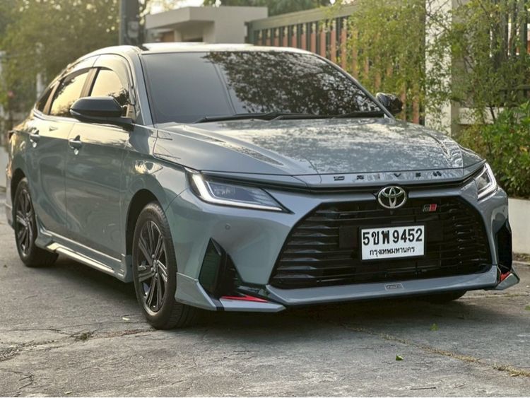 Toyota Yaris ATIV 2025 1.2 Premium Sedan เบนซิน ไม่ติดแก๊ส เกียร์อัตโนมัติ เทา รูปที่ 2