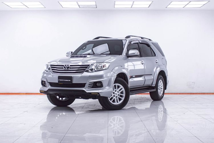 Toyota Fortuner 2015 2.5 V Utility-car ดีเซล ไม่ติดแก๊ส เกียร์อัตโนมัติ เทา