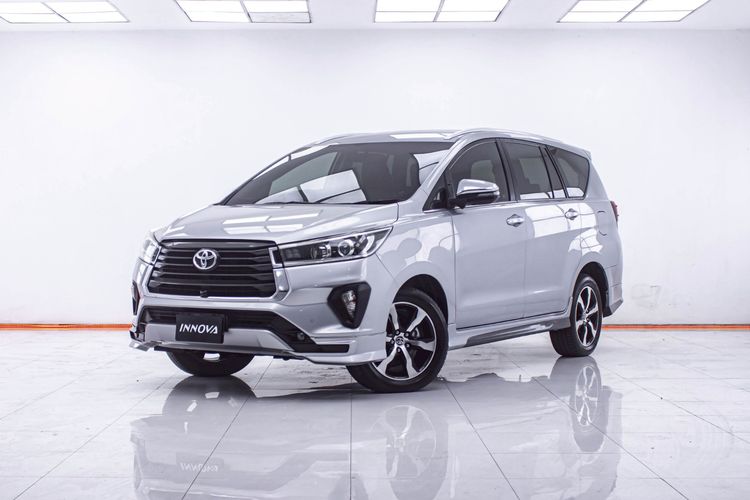 รถ Toyota Innova 2.8 Crysta Premium สี เทา