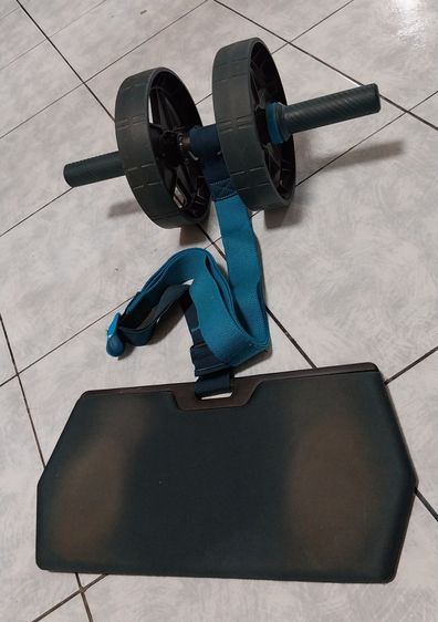 ลูกกลิ้งบริหารหน้าท้อง Decathlon Corength พร้อมแผ่นรองเข่าและสายยางยืดช่วยพยุง สภาพดี