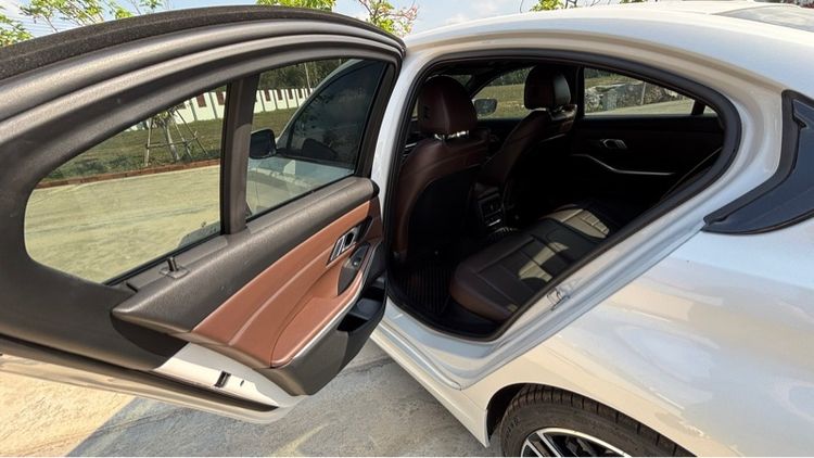 BMW Series 3 2023 320d Sedan ดีเซล ไม่ติดแก๊ส เกียร์อัตโนมัติ ขาว รูปที่ 4