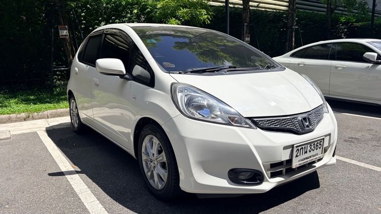 รถ Honda Jazz 1.5 V สี ขาว