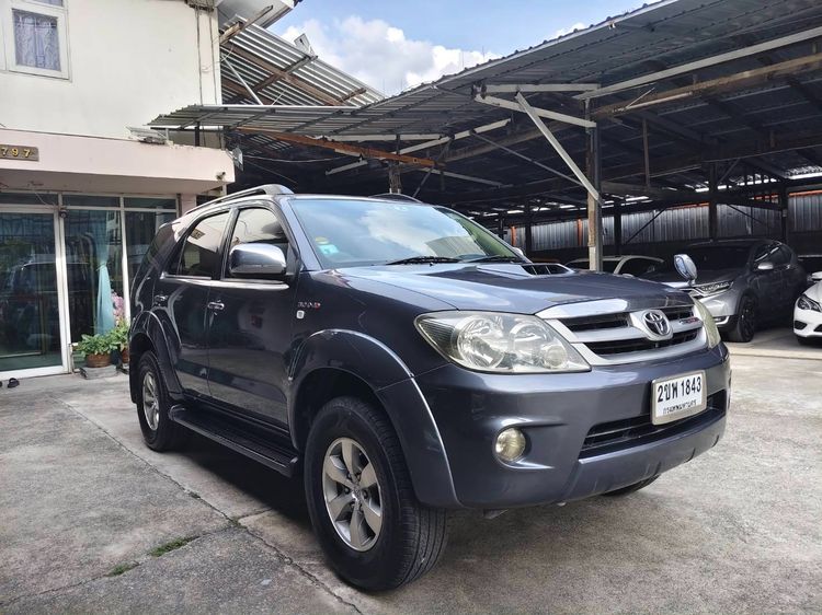 รถ Toyota Fortuner 3.0 V 4WD สี เทา