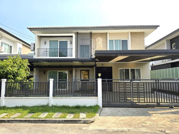 ขายด่วน บ้านไซส์ใหญ่ 2 หลัง บริเวณเดียวกัน 120 ตรว. มบ.เซนโทร วัชรพล แวดล้อมด้วยสิ่งอำนวยความสะดวกครบครัน
