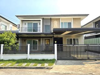 ขายด่วน บ้านไซส์ใหญ่ 2 หลัง บริเวณเดียวกัน 120 ตรว. มบ.เซนโทร วัชรพล แวดล้อมด้วยสิ่งอำนวยความสะดวกครบครัน