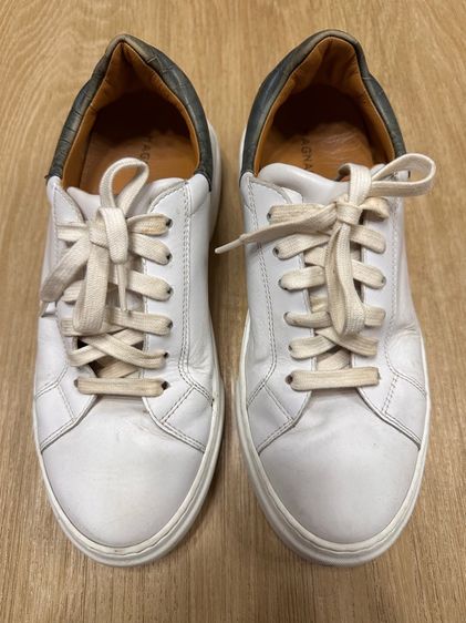 รองเท้าหนังแท้ MAGNANNI White and Navy Sneakers เบอร์ 39 ซื้อใหม่ หลักหมื่น