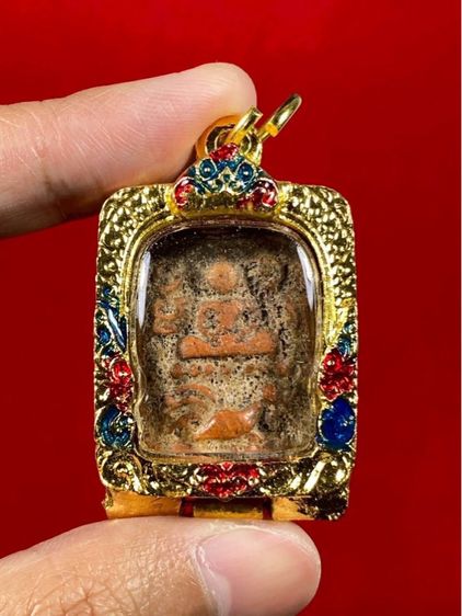 พระหลวงพ่อปาน วัดบางนมโค พิมพ์ขี่ไก่ เนื้อดินเผา พร้อมเลี่ยมกรอบลายลงยาฝังพลอย