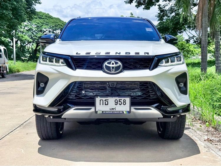 รถ Toyota Fortuner 2.4 Legender Black Top สี ขาว