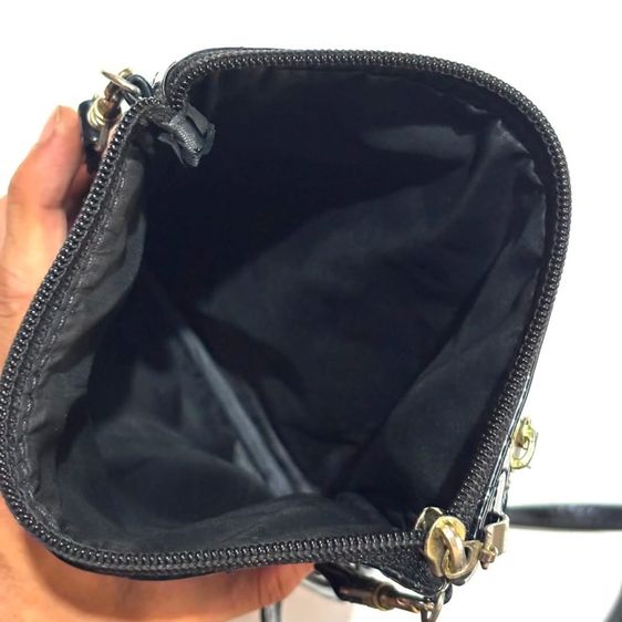 กระเป๋าสะพาย Vivienne Westwood แท้ 💯 สภาพดีมาก ปักโลโก้สีทองสวย ขนาด 18 X 23 cm สภาพสมบูรณ์ ดีเทลสวยครับ  รูปที่ 8