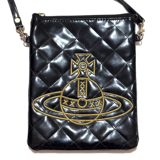 กระเป๋าสะพาย Vivienne Westwood แท้ 💯 สภาพดีมาก ปักโลโก้สีทองสวย ขนาด 18 X 23 cm สภาพสมบูรณ์ ดีเทลสวยครับ  รูปที่ 2