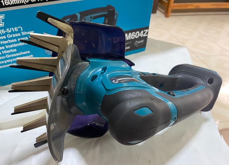  MAKITA DUM604Z กรรไกรเล็มหญ้าไร้สาย 18 โวลต์  ไม่มีแบตเตอรี่   ใช้งานได้ดี รูปที่ 4