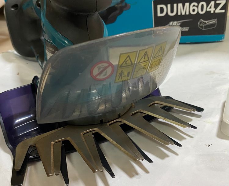  MAKITA DUM604Z กรรไกรเล็มหญ้าไร้สาย 18 โวลต์  ไม่มีแบตเตอรี่   ใช้งานได้ดี รูปที่ 11