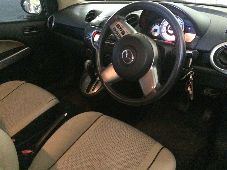 Mazda Mazda 2 2011 1.5 Elegance Spirit Sedan เบนซิน เกียร์อัตโนมัติ เทา รูปที่ 2