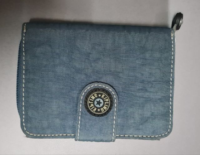 ไม่ระบุ Kipling รุ่น New Money สีผ้ายีนส์โทนฟ้าอมเทา (JeanDenim Blue) มือสองสภาพดี กว้าง 10 x ยาว 13 x หนา 3 ซม