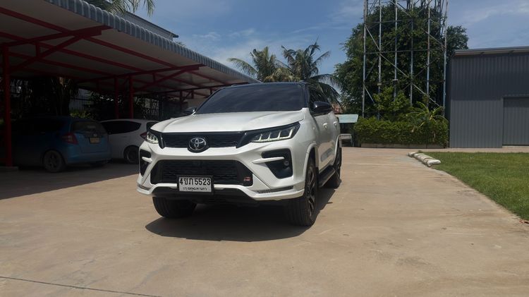 รถ Toyota Fortuner 2.8 GR Sport Sport Black Top 4WD สี ขาว
