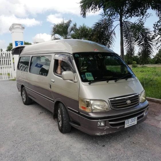รถ Toyota Commuter 2.8 สี น้ำตาล