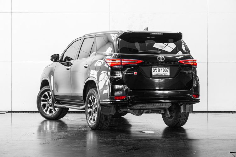 Toyota Fortuner 2022 2.4 Leader V Utility-car ดีเซล ไม่ติดแก๊ส เกียร์อัตโนมัติ ดำ รูปที่ 4