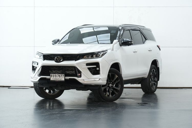 Toyota Fortuner 2.8 GR Sport Black Top 4WD ปี 2024 สี ขาว-ดำ (109V52)