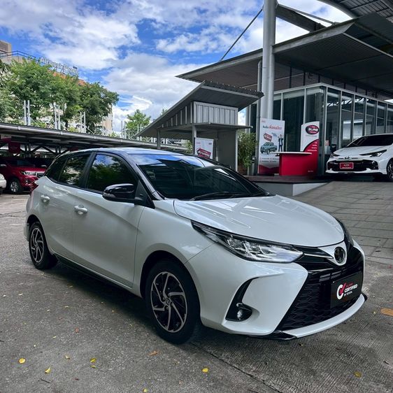 รถ Toyota Yaris 1.2 Sport Premium สี ขาว