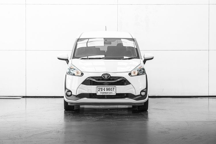 รถ Toyota Sienta 1.5 G สี ขาว