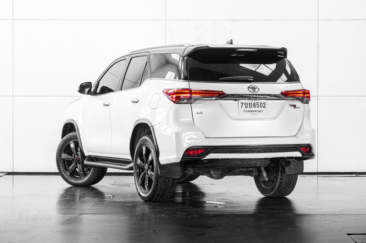 Toyota Fortuner 2017 2.8 V TRD Sportivo Black Top Utility-car ดีเซล ไม่ติดแก๊ส เกียร์อัตโนมัติ ขาว รูปที่ 4