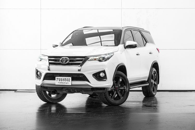 รถ Toyota Fortuner 2.8 V TRD Sportivo Black Top สี ขาว