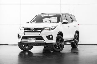 Toyota Fortuner 2.8 TRD Sportivo Blacktop 2WD ปี 2017 สี ขาว (98V15)