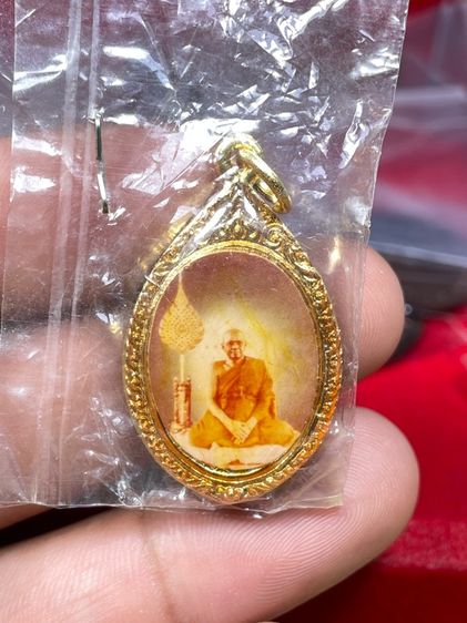 ล็อกเกตหลวงพ่อฤาษีลิงดำ แบบเต็มองค์และครึ่งองค์ จำนวน 3 องค์ รูปที่ 3